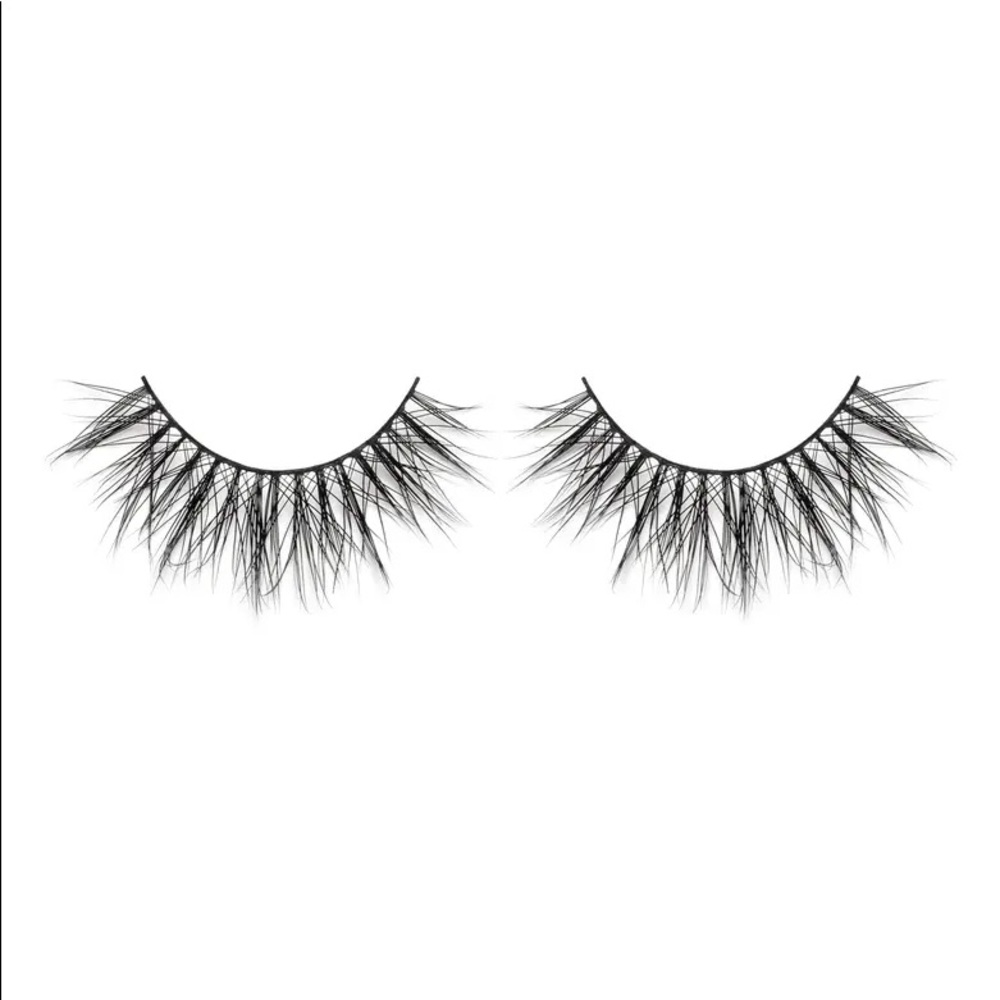 LILLY LASHES IN “GODDESS”